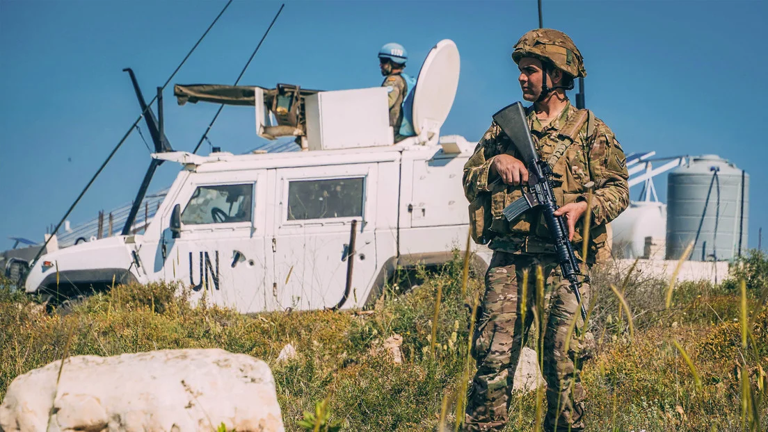 Tanques israelíes abren fuego contra cascos azules españoles en el Líbano.
