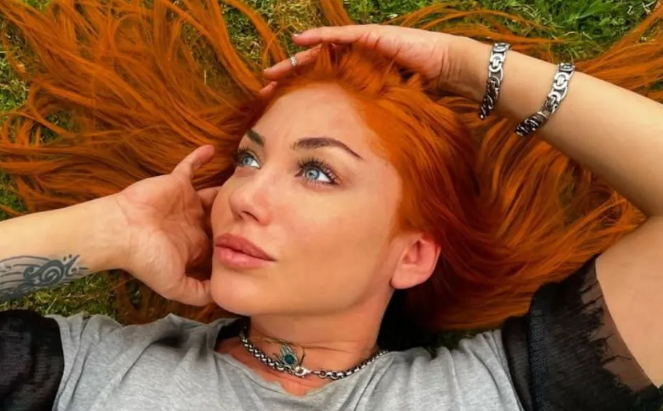 LOURDES FERNÁNDEZ RECIBIÓ EL ALTA Y DEJÓ EL HOSPITAL FERNÁNDEZ ACOMPAÑADA POR UNA AMIGA