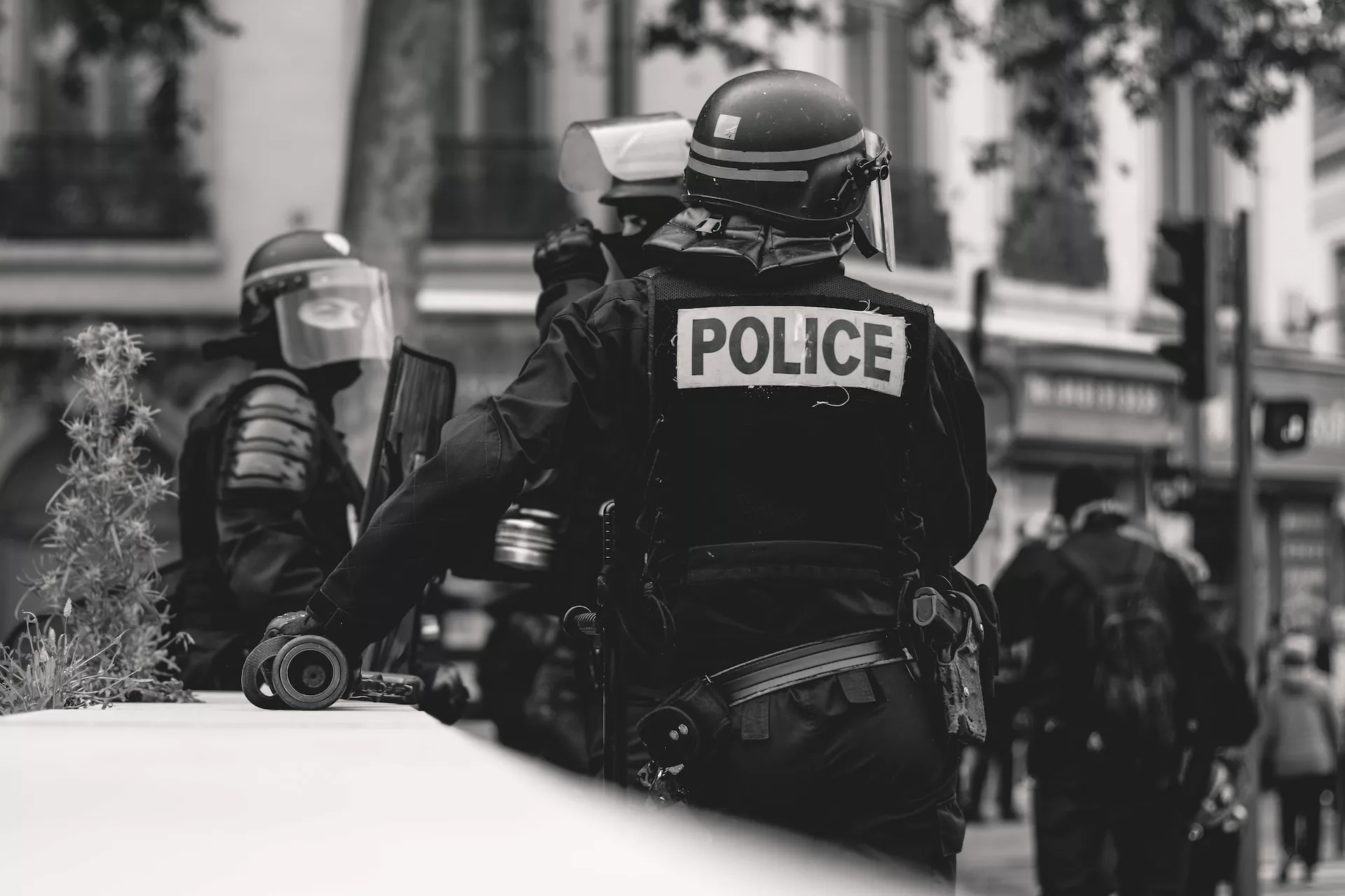 DISTURBIOS EN FRANCIA, LA POLICÍA EN GUERRA CONTRA LOS MANIFESTANTES