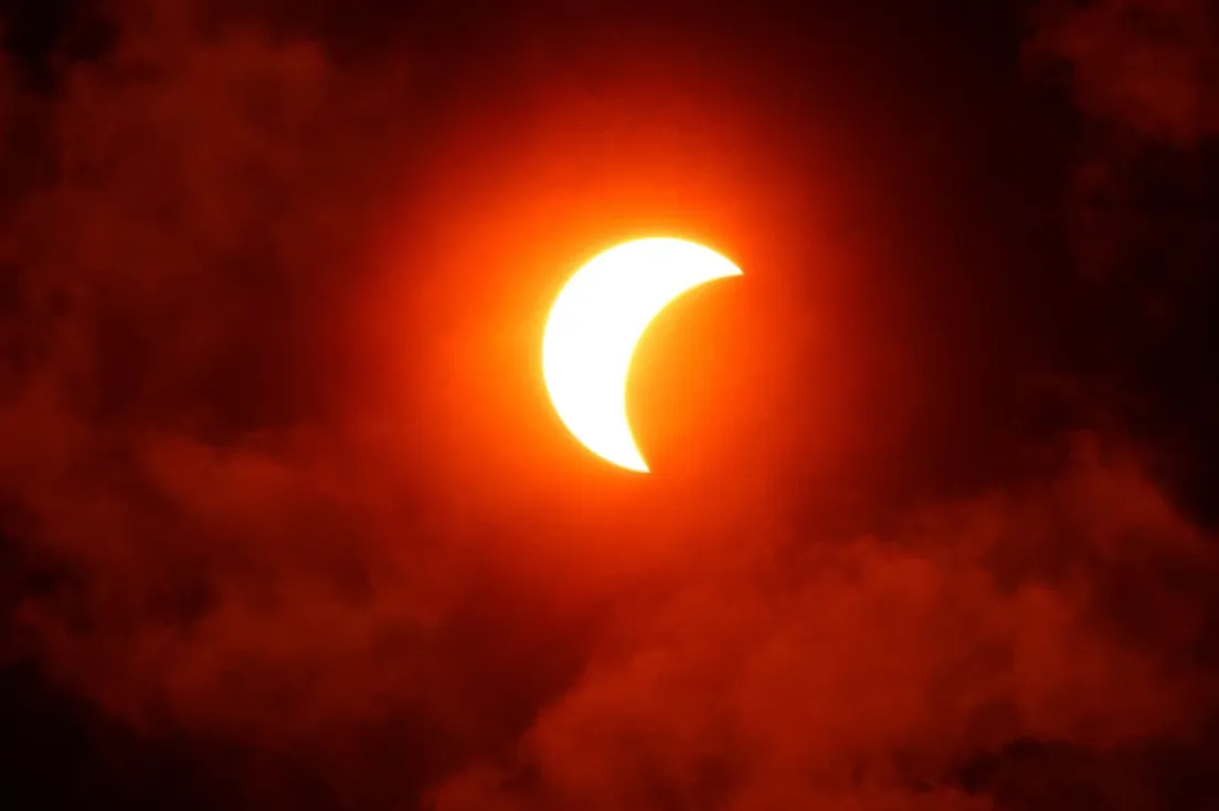 ECLIPSE SOLAR EN LIBRA DEL 2 DE OCTUBRE 2024: DESCUBRE CÓMO INFLUYE EN TUS EMOCIONES SEGÚN TU SIGNO
