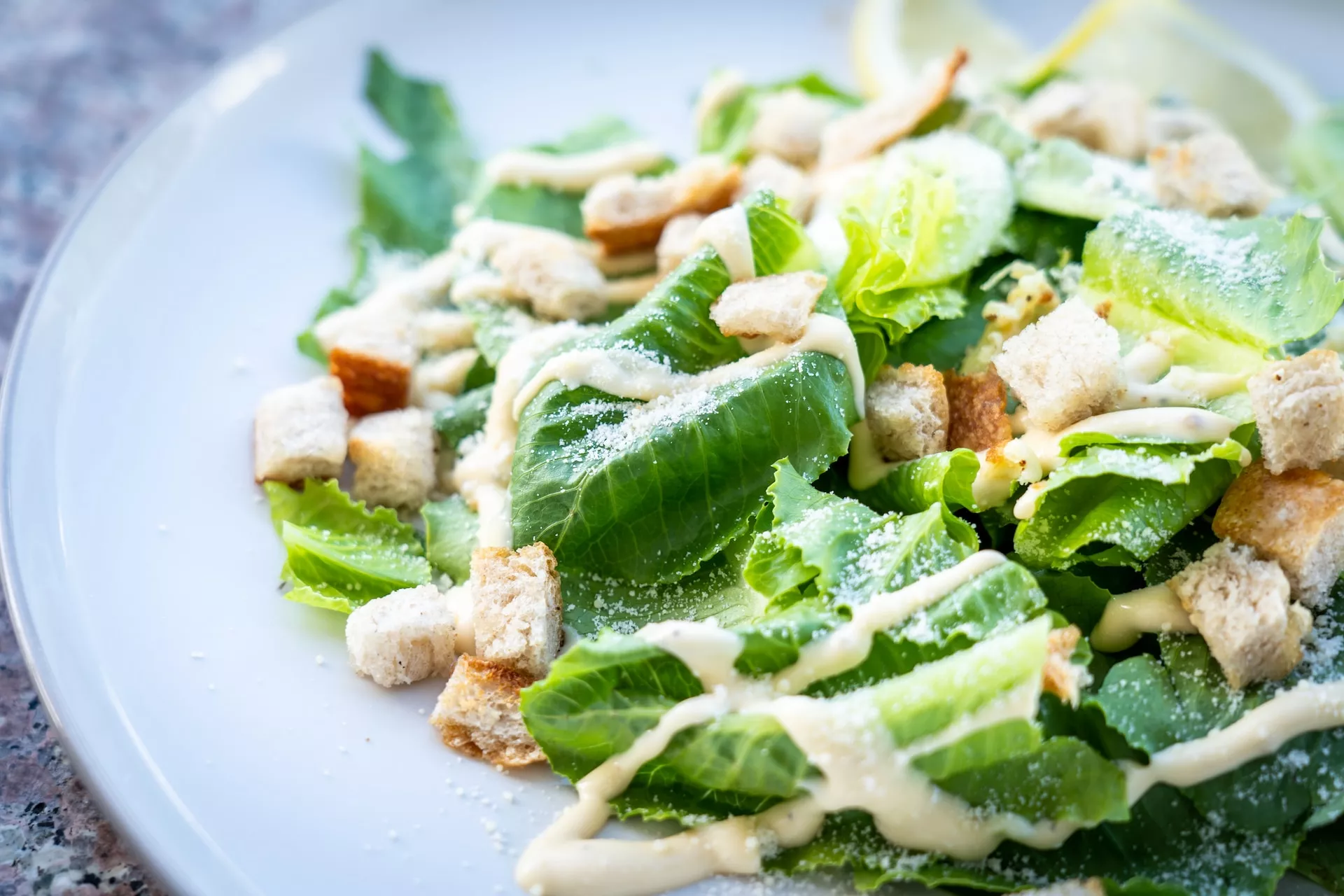 ¿CÓMO HACER UNA ENSALADA CÉSAR SANA Y BAJA EN CALORÍAS?
