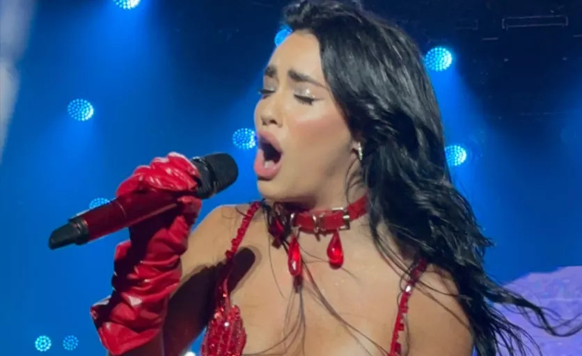 LA REACCIÓN DE LALI ANTE UN DESPERFECTO DE SONIDO EN PLENO SHOW