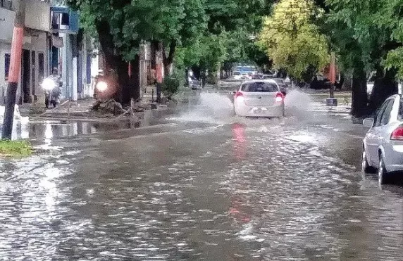 FUERTE TEMPORAL EN SANTA FE, CALLES ANEGADAS Y ESCUELAS SIN LUZ