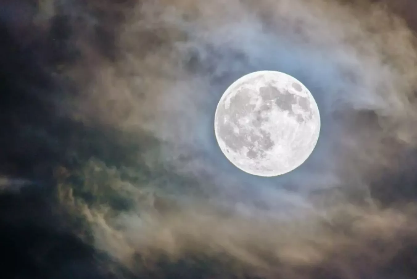 HOY HABRÁ LUNA DEL CASTOR, QUÉ SIGNIFICA Y CÓMO IMPACTA EN CADA SIGNO