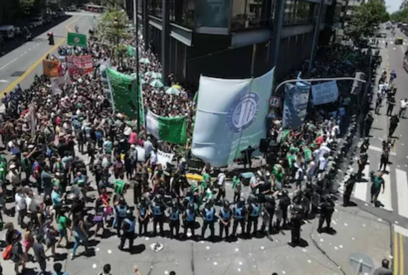 LEY ÓMNIBUS: RESTRICCIONES Y PENAS PARA QUIENES PARTICIPEN EN MANIFESTACIONES