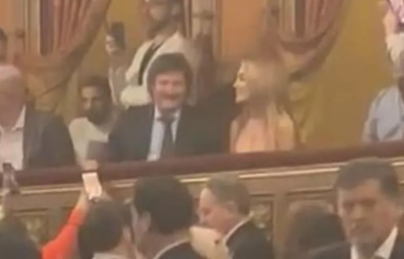 ABUCHEARON A MILEI EN EL TEATRO COLÓN