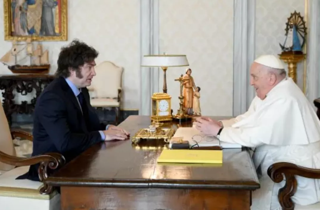 QUÉ LE REGALO MILEI AL PAPA