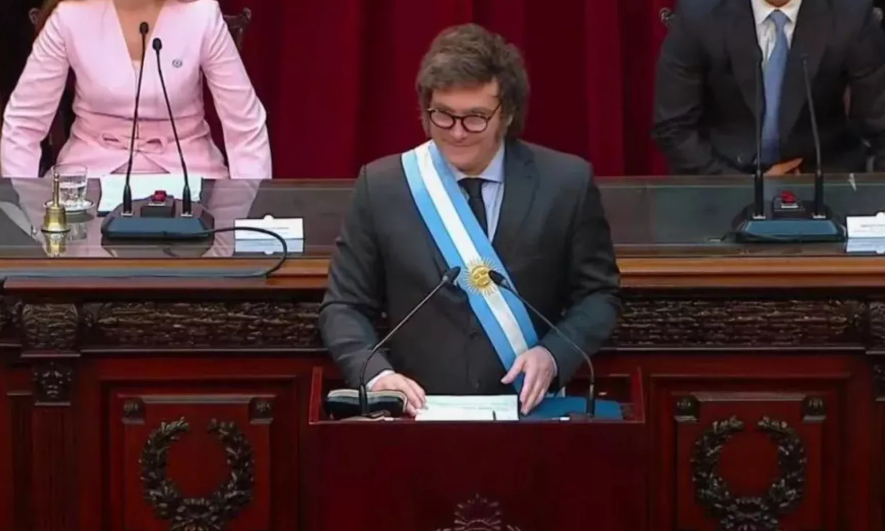 MILEI PIDIÓ LEER EN EL DEBATE PERO NO LO AUTORIZARON