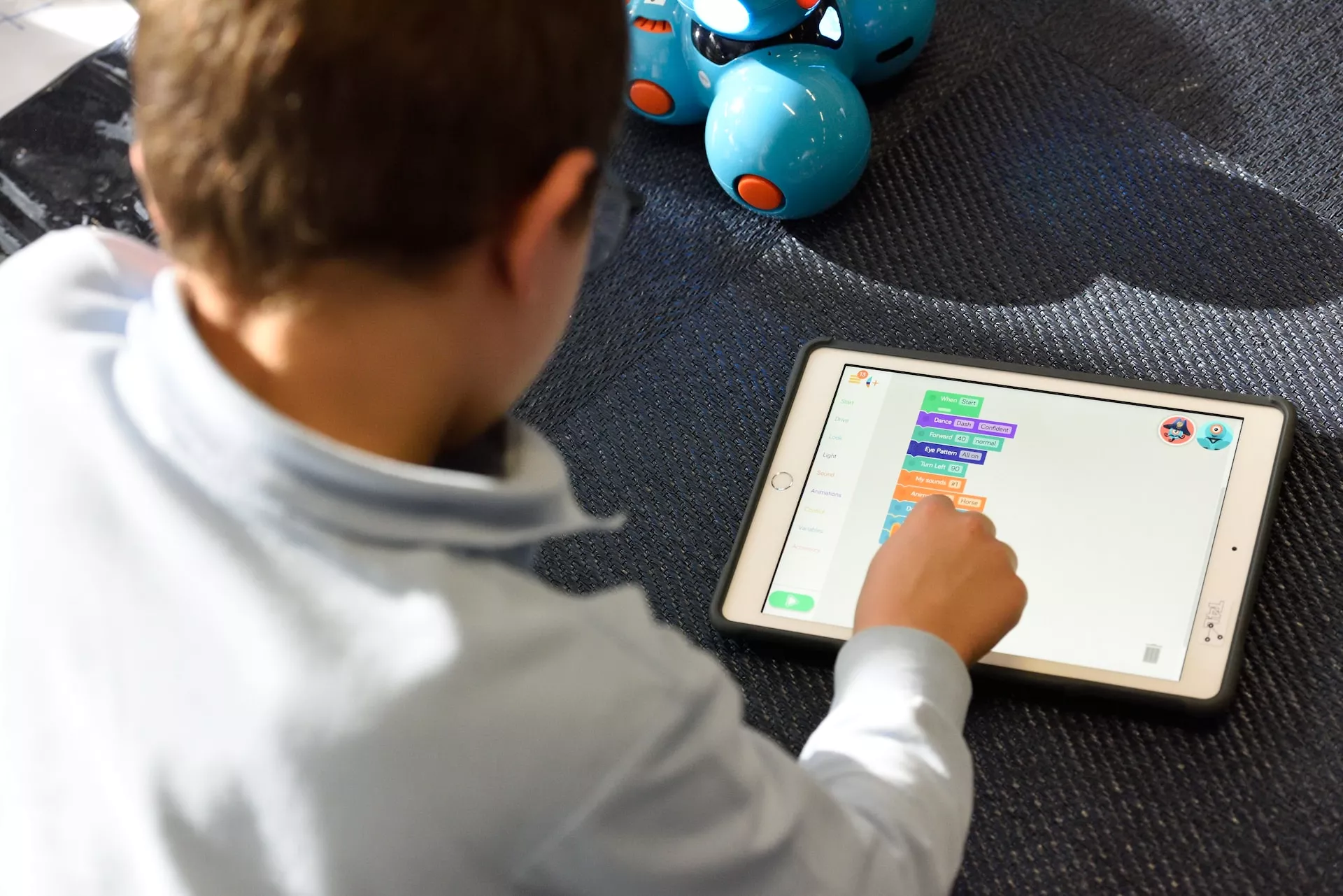 USO EXCESIVO DE LA TECNOLOGÍA EN LA EDUCACIÓN ¿BENEFICIO O DESAFÍO?