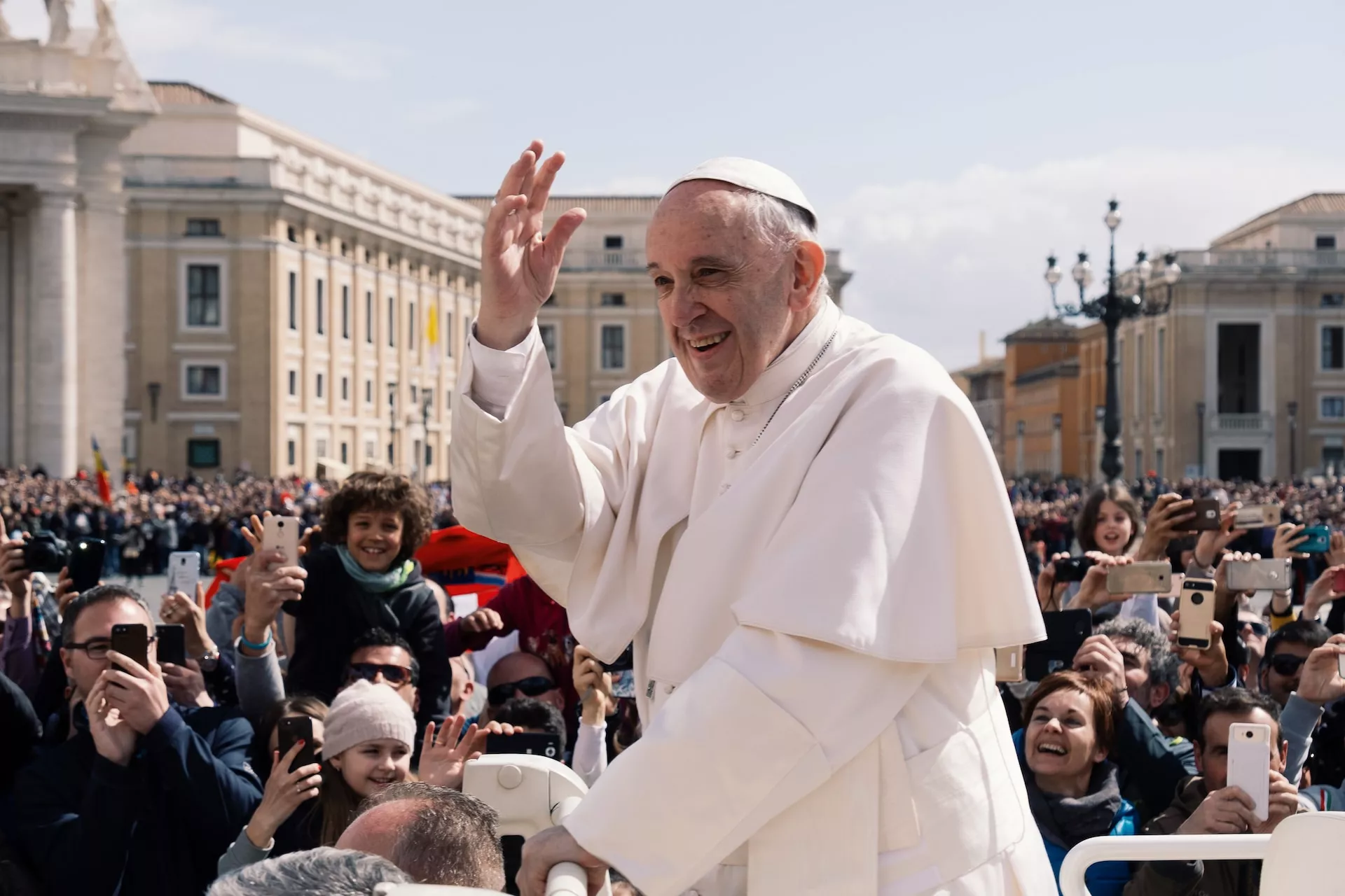 MUCHA INTRIGA POR LA LLAMADA QUE RECIBIÒ EL PAPA EN PLENA AUDIENCIA
