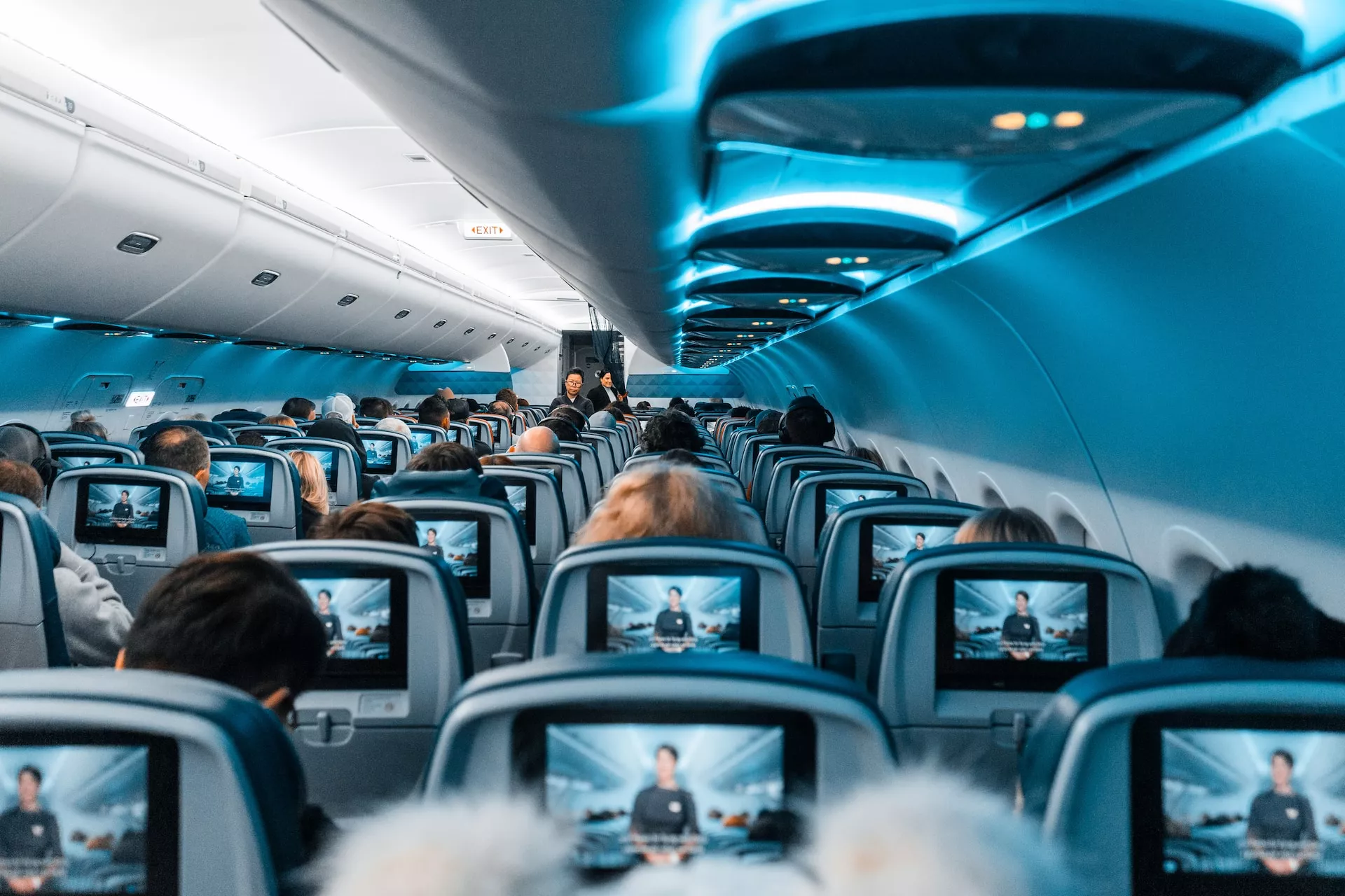 CONSEJOS MÉDICOS PARA VIAJAR EN AVIÓN DE MANERA SEGURA Y SALUDABLE