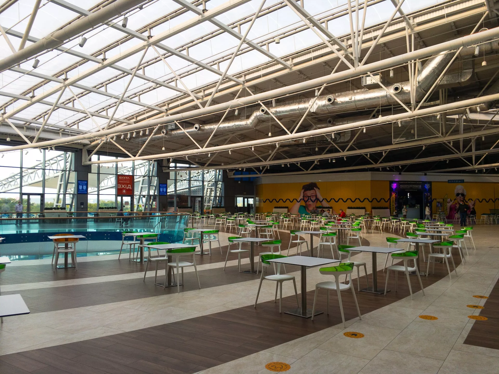 NUEVA TENDENCIA, LOS SHOPPING REINVENTAN O ABANDONAN LOS PATIOS DE COMIDAS