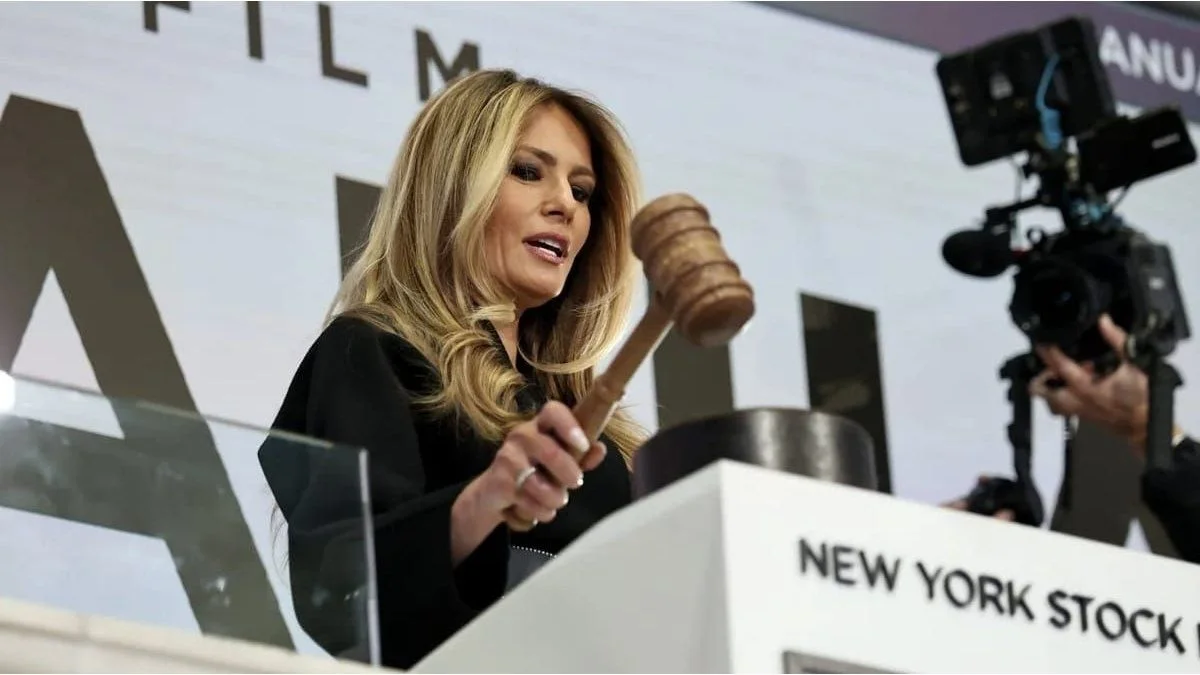 Melania Trump suena en Wall Street: tocó la campana para presentar su documental autobiográfico