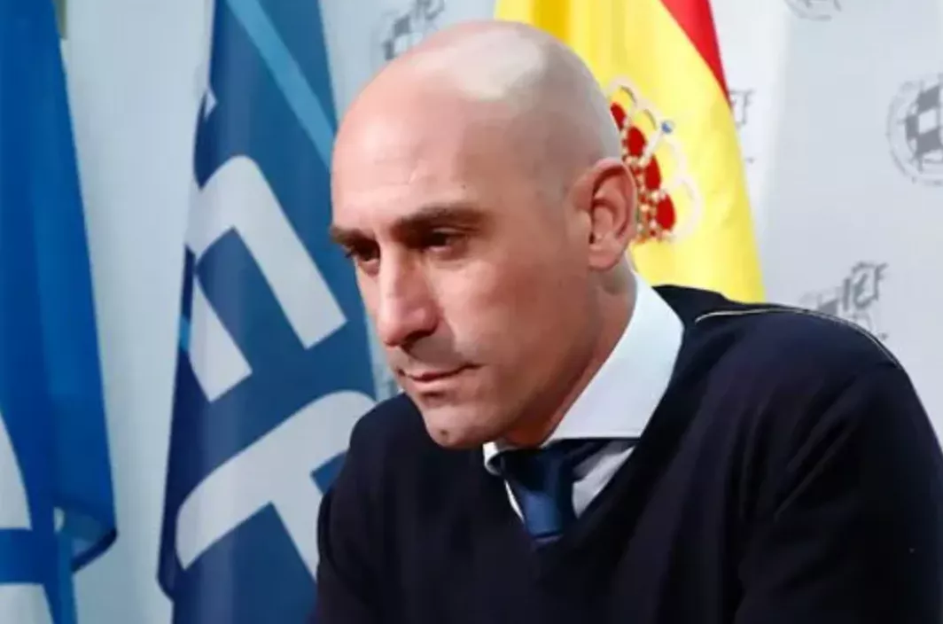LUIS RUBIALES DETENIDO POR CORRUPCIÓN TRAS REGRESAR DE VACACIONES: EL FÚTBOL ESPAÑOL EN EL OJO DEL HURACÁN