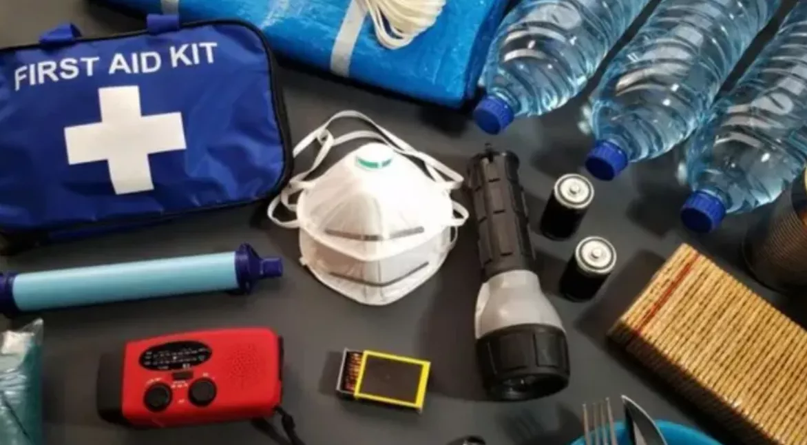 ¿QUÉ DEBE INCLUIR UN KIT DE SUPERVIVENCIA PARA ENFRENTAR PANDEMIAS, ATAQUES O INUNDACIONES?