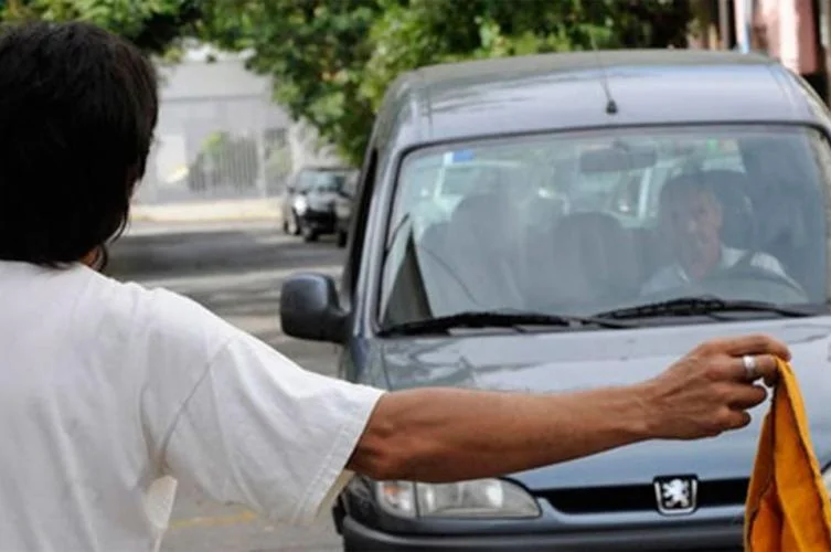 Sin castigo y con reincidencia: el Municipio busca endurecer el control sobre los cuidacoches