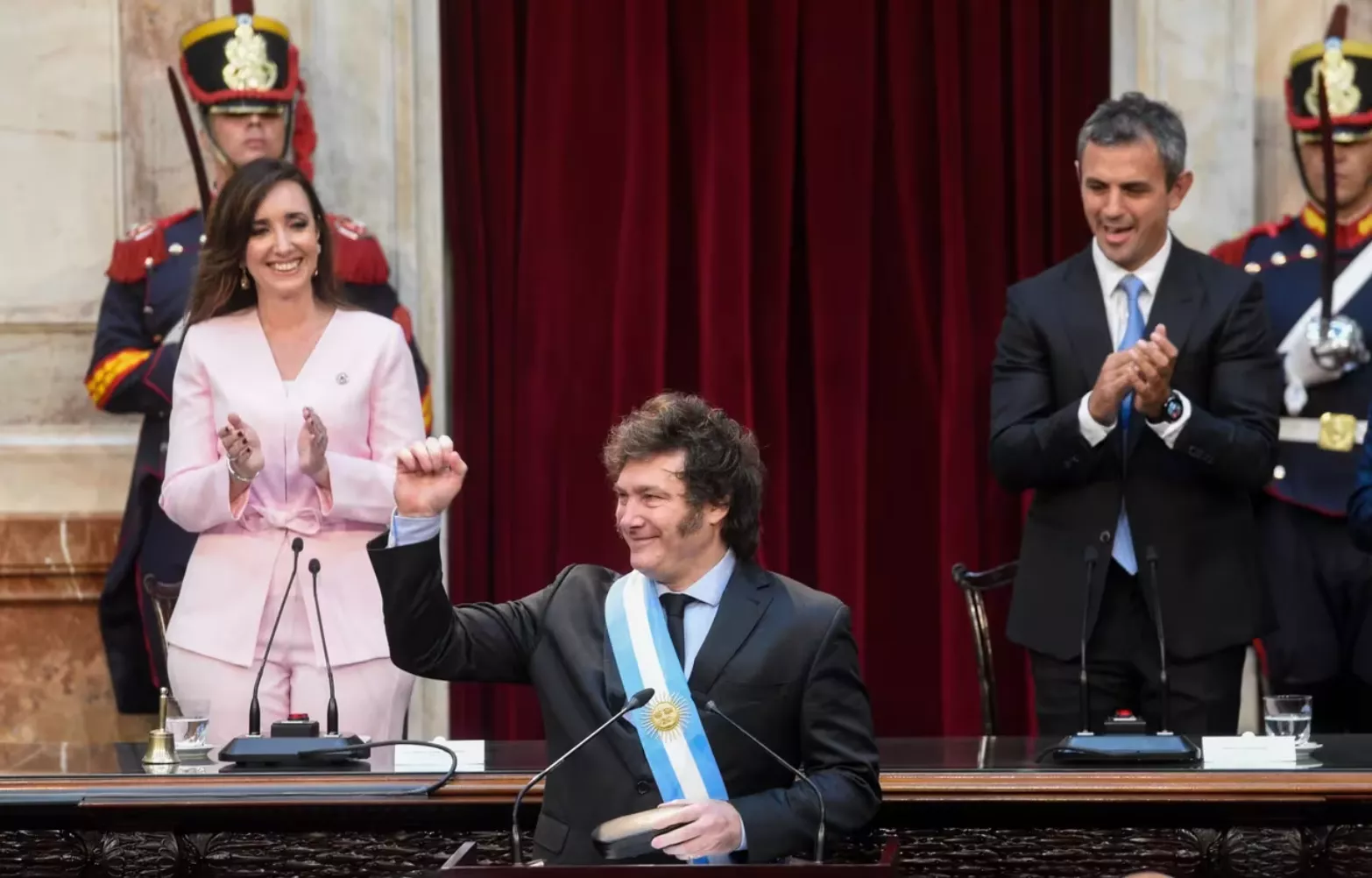 EN MEDIO DEL AJUSTE VILLARUEL Y MENEN AUMENTARON LA DIETA EN UN 30%