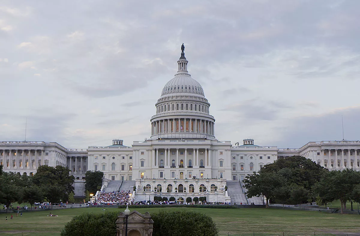 AVIONETA VIOLA ESPACIO AÈREO EN WASHINGTON D.C Y SE ESTRELLA EN VIRGINIA TRAS PERSECUCIÒN