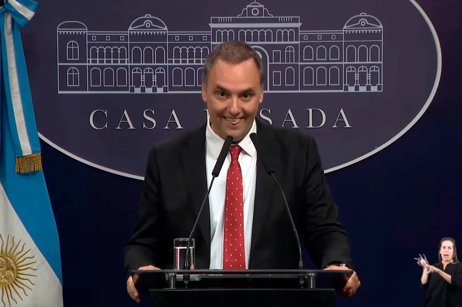 Acusado y a la defensiva: hoy Manuel Adorni volvió a las conferencias de prensa