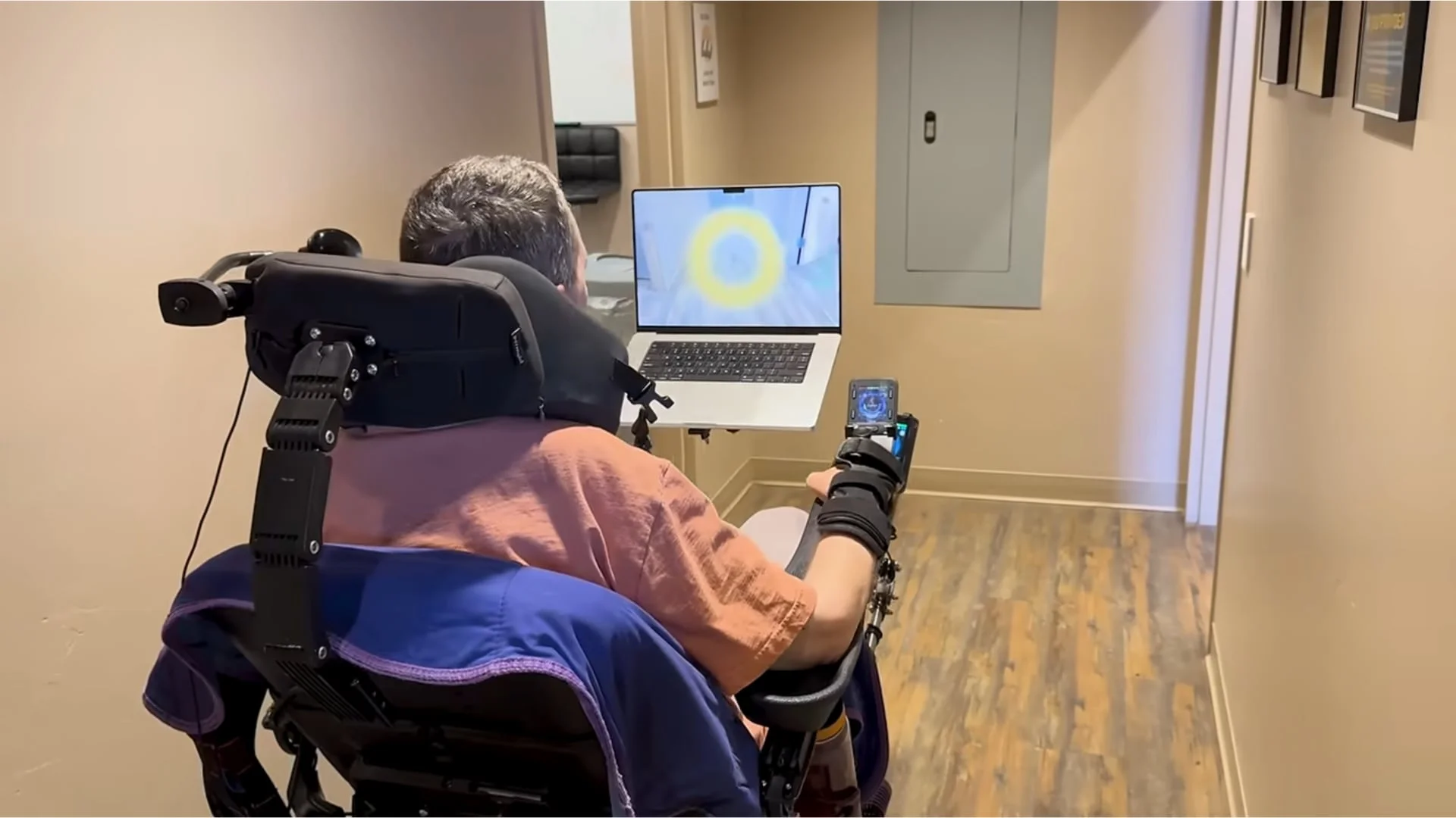 Neuralink logra que personas con parálisis controlen sillas de ruedas con el pensamiento