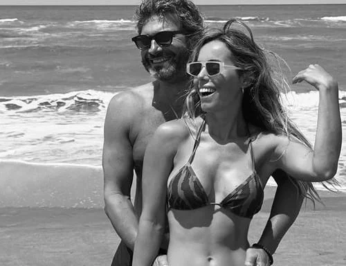 Iván Noble rompe su habitual discreción y publica una foto romántica con su novia en la playa