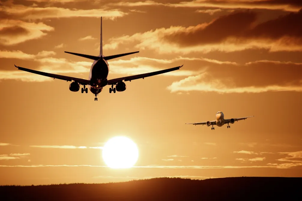 BOOM DE LOS VIAJES AL EXTERIOR: DESTINOS, GASTOS Y ESTADÍAS DE LOS TURISTAS ARGENTINOS SEGÚN REGIÓN Y MES
