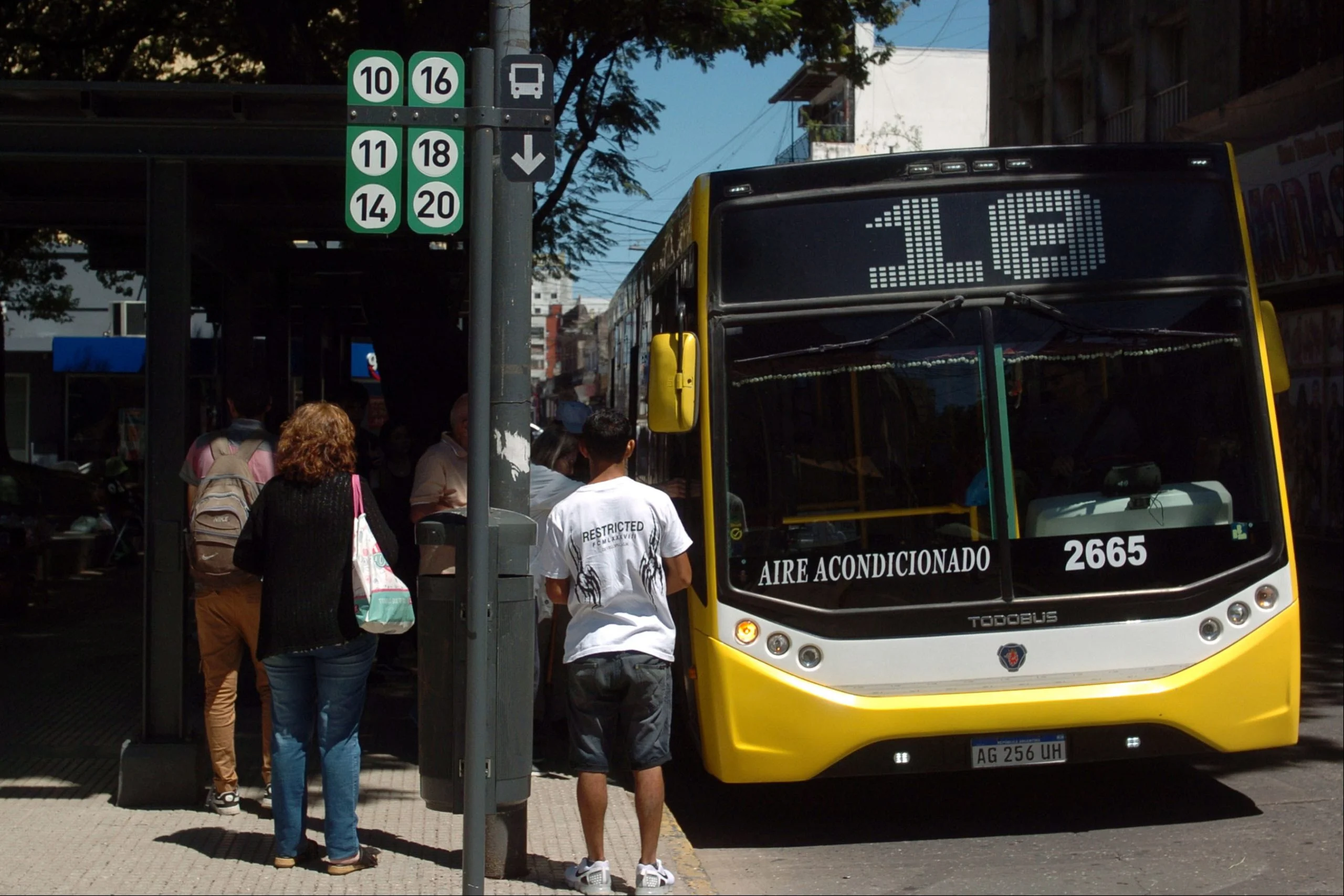 Fuerte recorte, circulan 12 colectivos menos en la ciudad