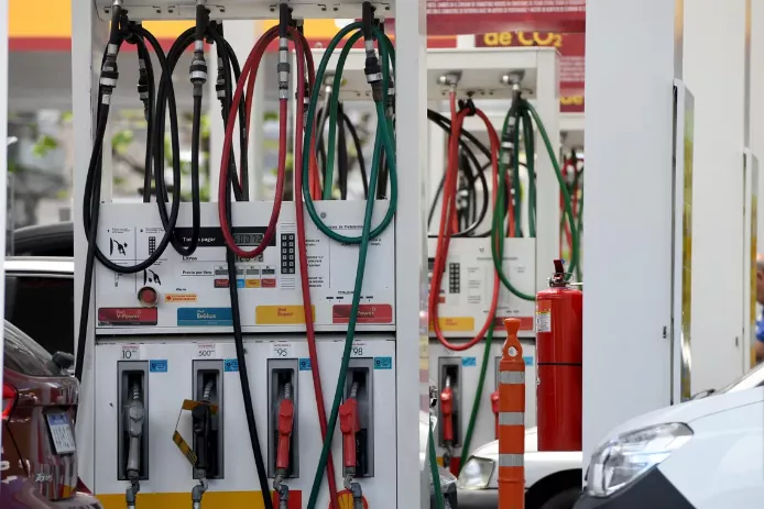EN UN MISMO DÍA SHELL Y AXION AUMENTARON SUS COMBUSTIBLES