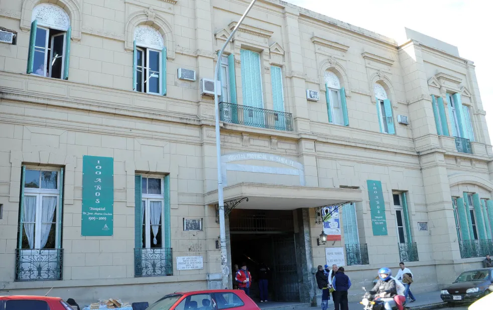 DERRUMBE EN EL HOSPITAL CULLEN: RESCATAN A TRES OBREROS ATRAPADOS, ESTÁN FUERA DE PELIGRO