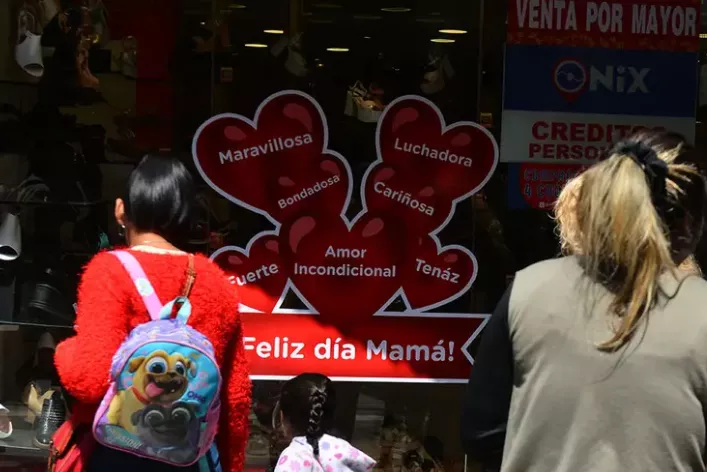 DÍA DE LA MADRE, MUCHOS FESTEJOS Y POCOS REGALOS, CAYERON LAS VENTAS