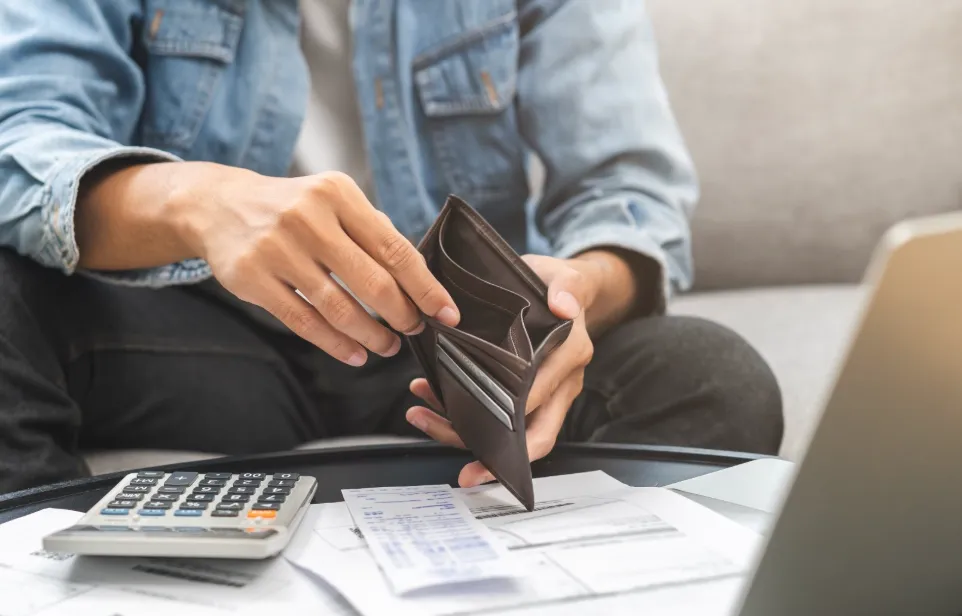 RÉCORD DE ESTRÉS ECONÓMICO: MÁS DEL 50% Y CON FUERTE IMPACTO EN LOS SECTORES MEDIOS-BAJOS