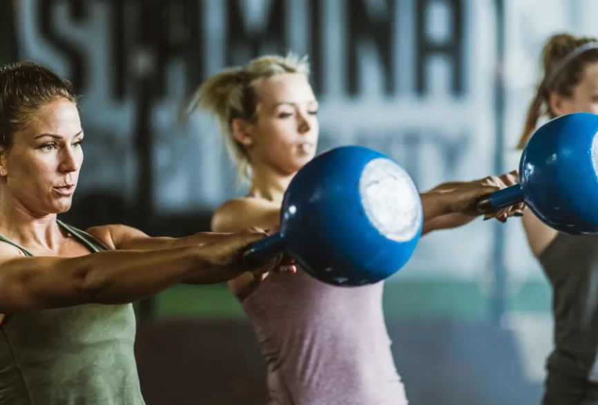 HIIT VS. FUERZA: QUÉ ENTRENAMIENTO ES MEJOR PARA MUJERES QUE QUIEREN GANAR MÚSCULO Y PERDER GRASA