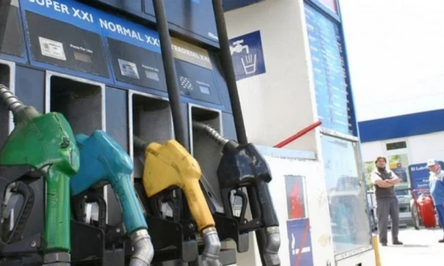 Golpe al bolsillo en Santa Fe: la nafta supera los $1.800 y llenar el tanque ya cuesta más de $80.000