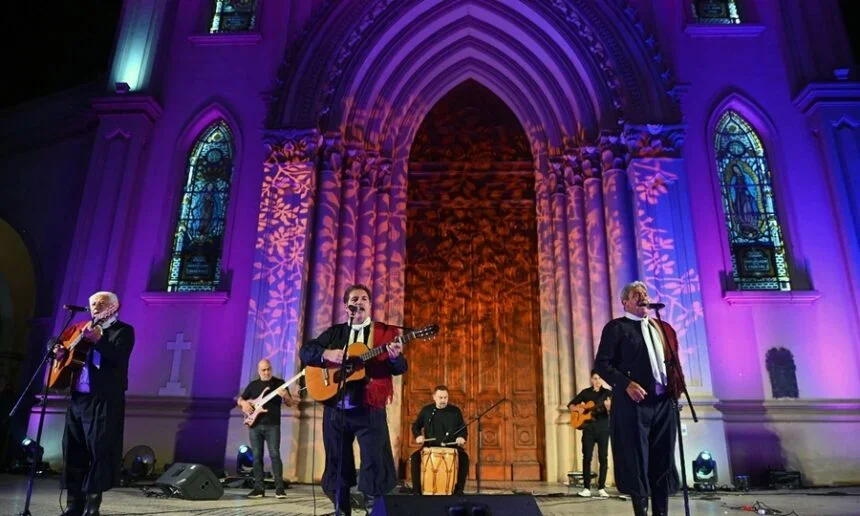 El Festival Folklórico de Guadalupe arrancó con música, danza y una multitud en la explanada de la Basílica