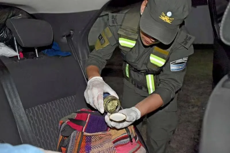 Cayeron con más de tres kilos de cocaína y dos cadetes del ISeP dentro del auto