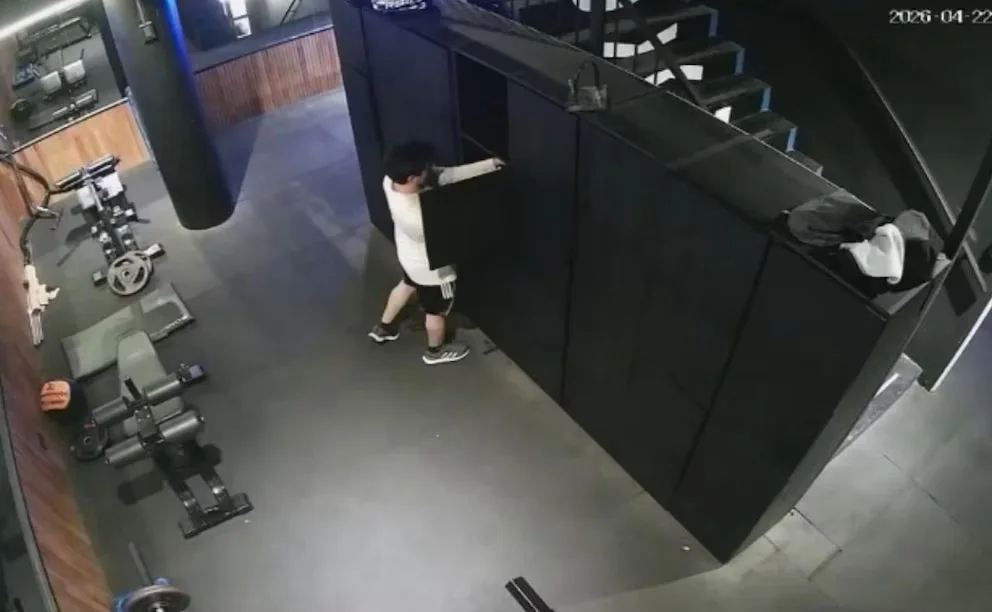 Insólito robo en un gimnasio de Rosario: abría lockers, usaba tarjetas ajenas y las devolvía