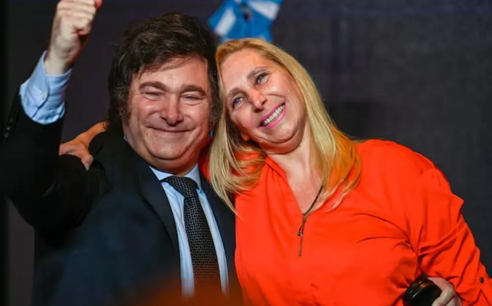 ESCÁNDALO DE COIMAS: EL GOBIERNO BUSCA CALLAR AUDIOS CON UN BOZAL LEGAL Y DENUNCIA COMPLOT