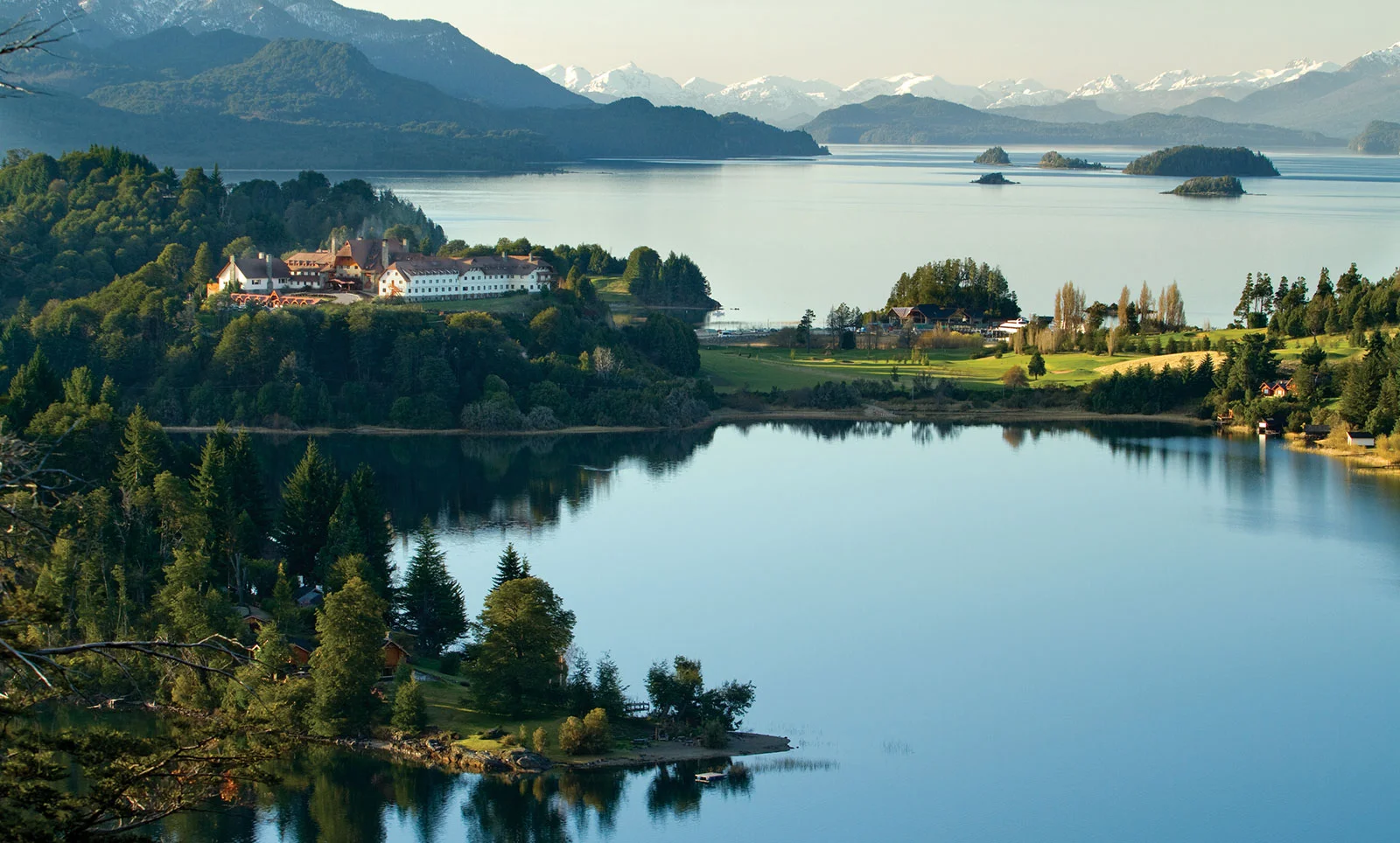 Más viajes bajo la lupa: Adorni sumó Bariloche a su lista de vacaciones familiares