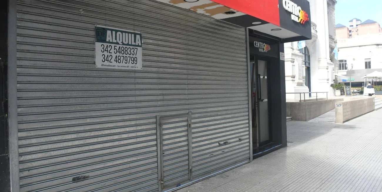 Locales vacíos y persianas bajas: alarma en el centro comercial de Santa Fe