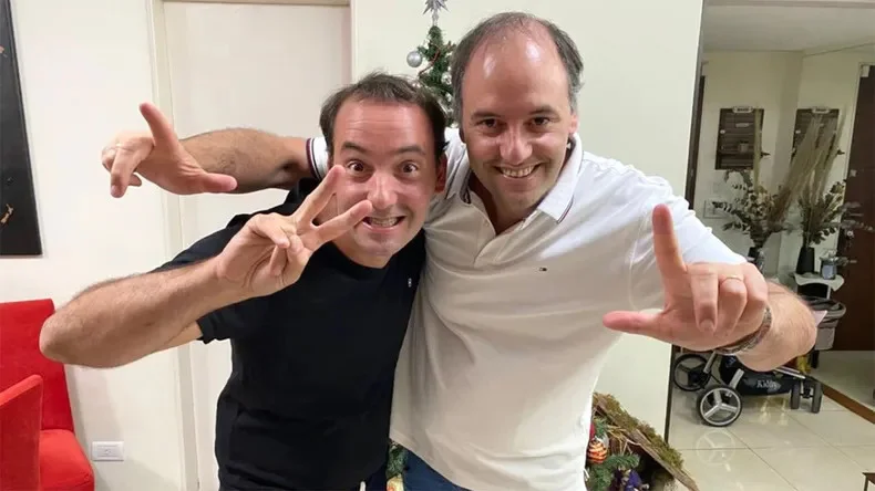 Manuel Adorni y su hermano pidieron declarar prescripta una deuda hipotecaria en La Plata