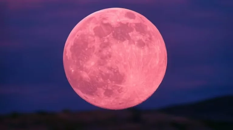 Llega la Luna Rosa: cuándo verla y por qué es uno de los fenómenos más esperados del año