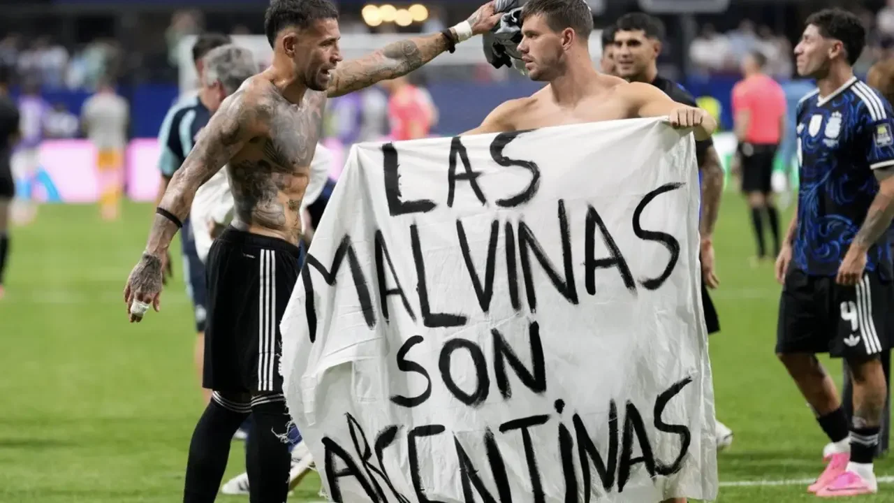 La bandera que mostraron los jugadores de la Selección tras el triunfo ante Inglaterra: “Las Malvinas son argentinas”