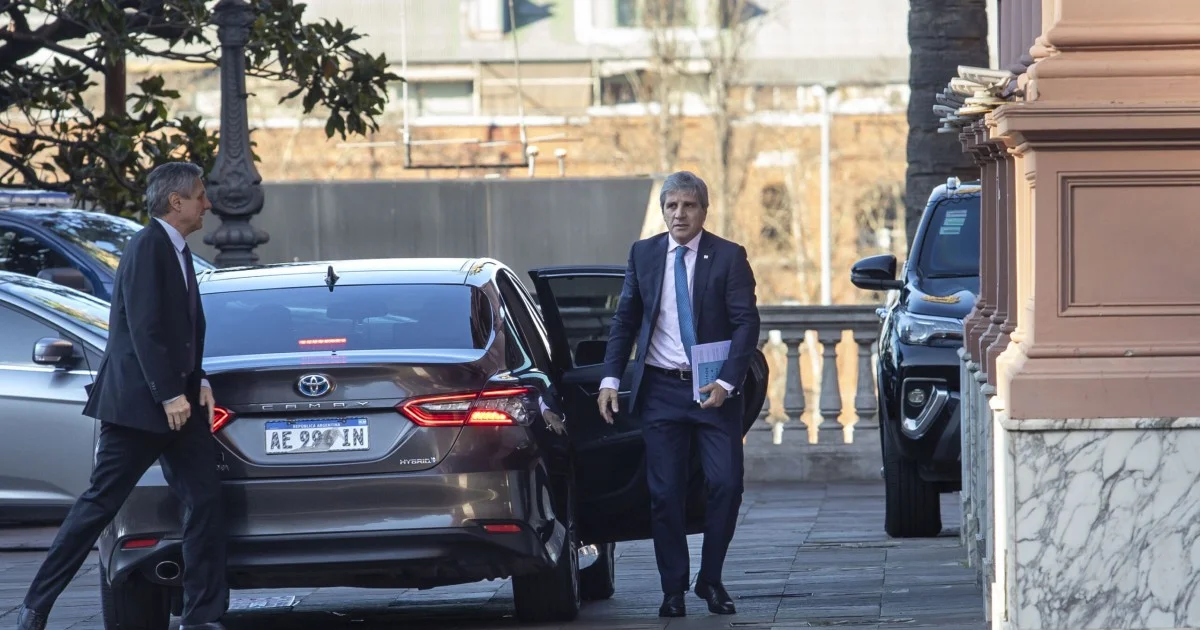 El riesgo país volvió a superar los 700 puntos y el Gobierno enfrenta límites para sostener el dólar