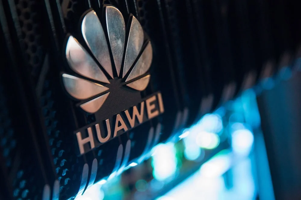 Huawei.El logotipo de la empresa aparece en un enrutador inteligente NetEngine 8000 de Huawei Technologies Co., que se exhibi&oacute; durante un evento sobre