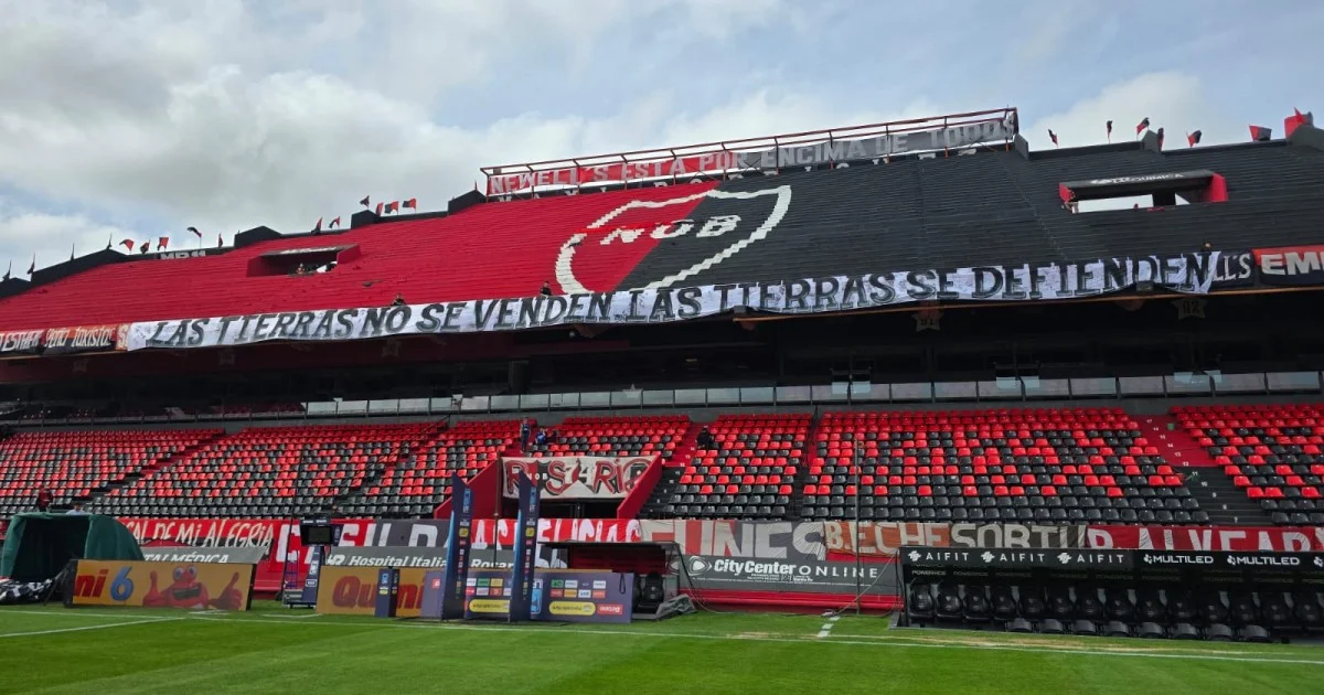 El gobierno de Santa Fe ordenó retirar una bandera contra la Ley de Tierras en el estadio de Newell's