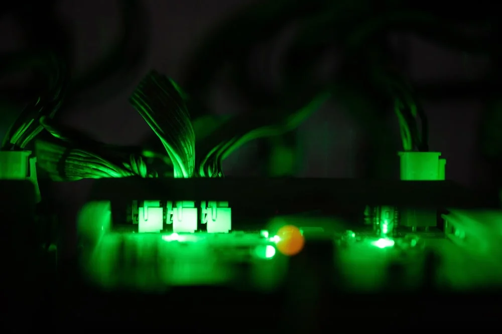 Data center.Cables conectados a la computadora de un equipo de miner&iacute;a que se utiliza para minar criptomonedas.(Bloomberg Creative Photos)