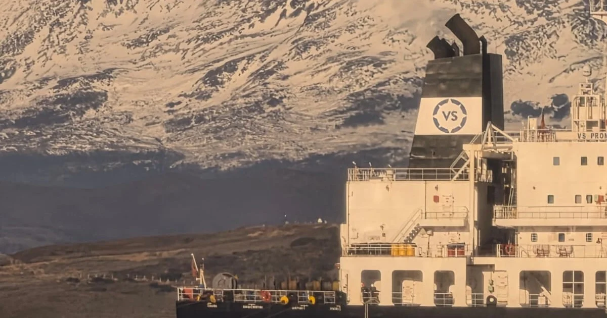 Tensión por un buque británico en el puerto de Ushuaia: el gobierno fueguino cruzó a Milei