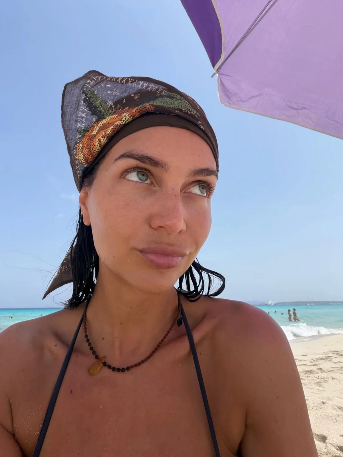 Zaira Nara respondió a una crítica por su topless en España: "Hacía un poco de calor para vestirme"