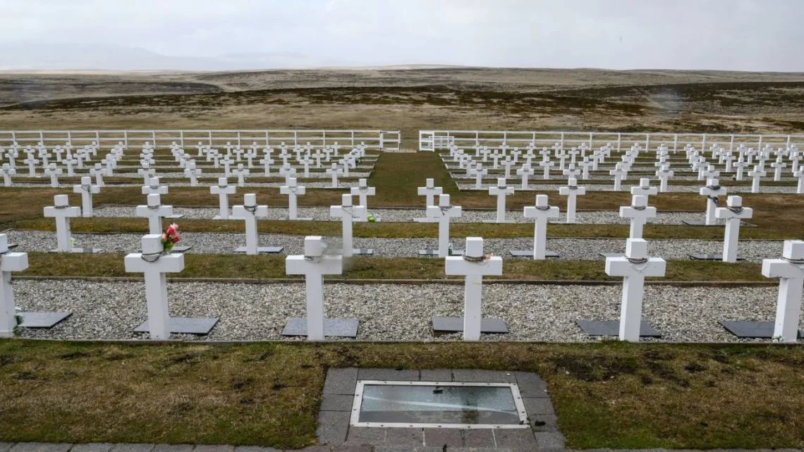 Un canal chileno mostró placas y ofrendas argentinas fuera del Cementerio de Darwin