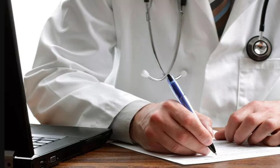 MÉDICOS ANUNCIAN EL COBRO DE UN BONO POR CONSULTAS POR PREPAGAS